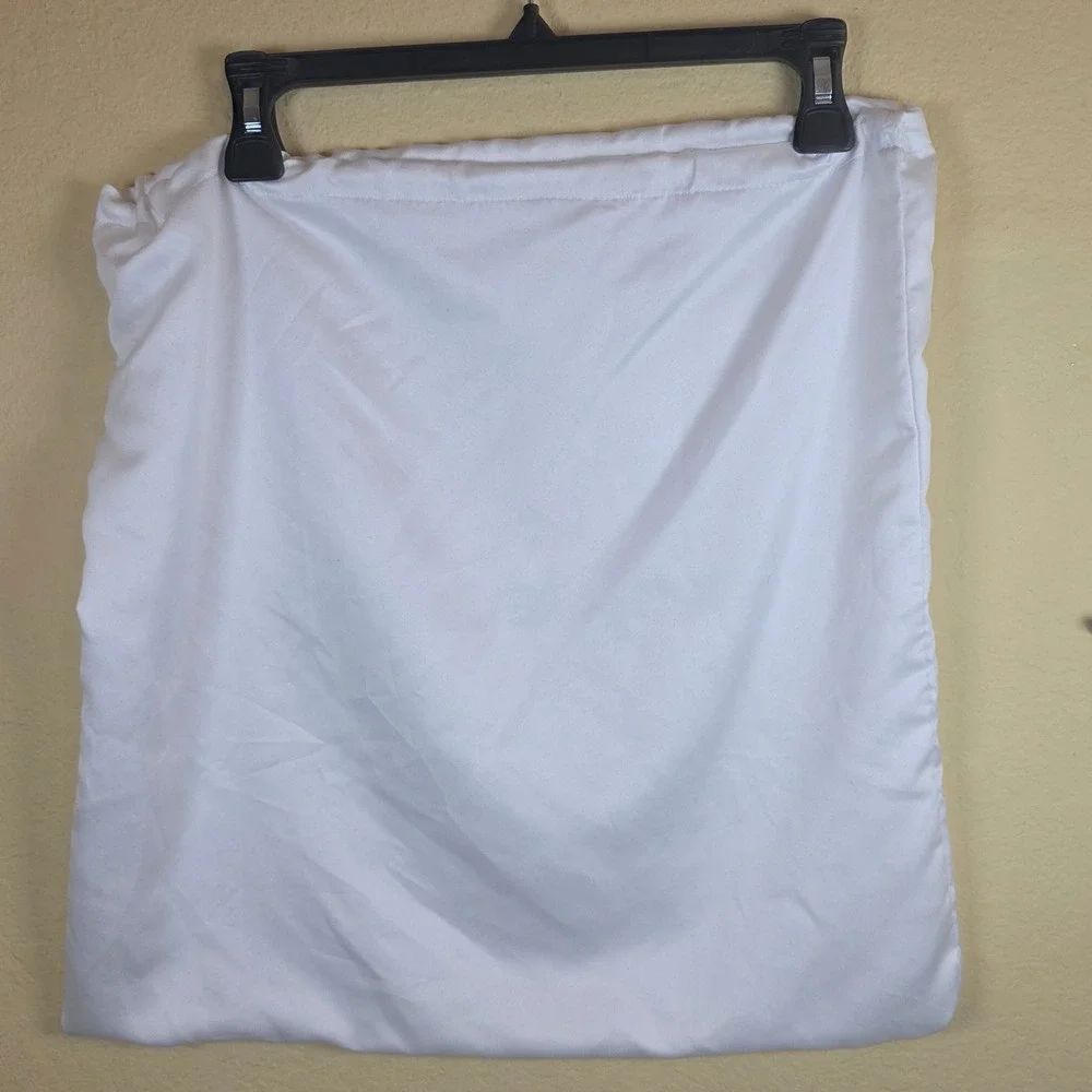 Michael Kors White satin Drawstring Handbag‎ Dust Bag Silver Logo 17.5x17.t